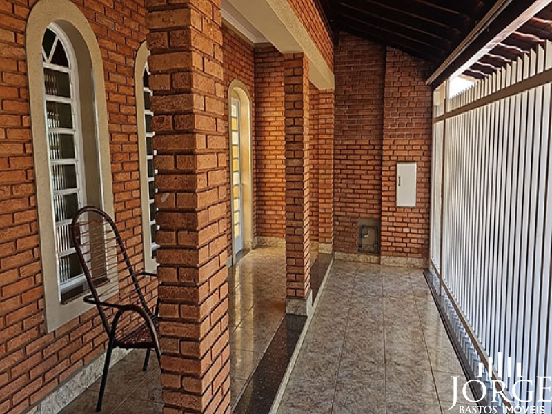 Casa com uma excelente localização no Jardim Centenário